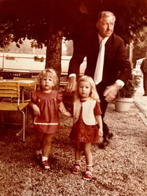 Cornelia und Tanja 1973 mit Grossvater