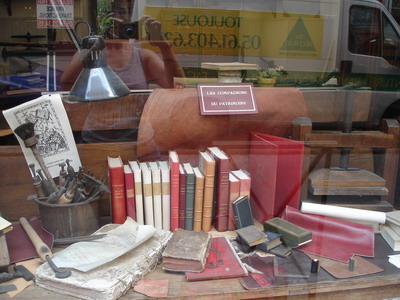 Spiegel im Schaufenster der Handbuchbinderei, 2006